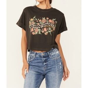 Girl Dangerous Yellowstone short sleeve cropped graphic tee size M